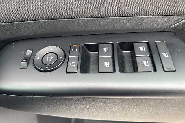 Hyundai KONA ELECTRIC HATCHBACK 160kW Advance 65kWh 5dr Auto White